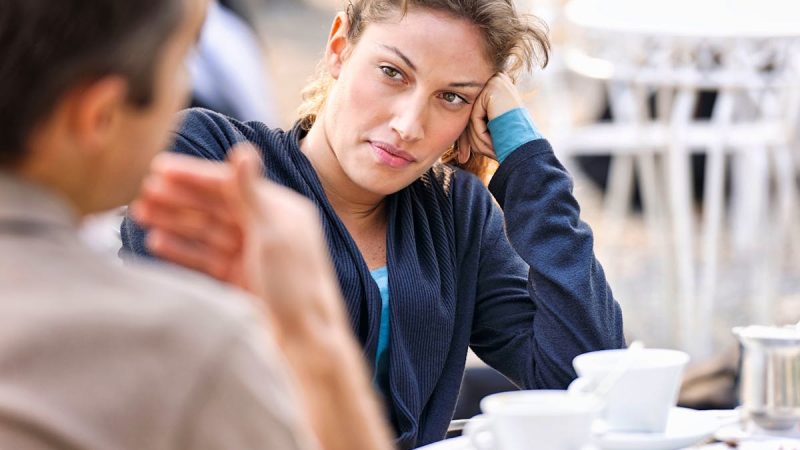 Signaux corporels et comportements révélateurs de la fin d’une relation amoureuse