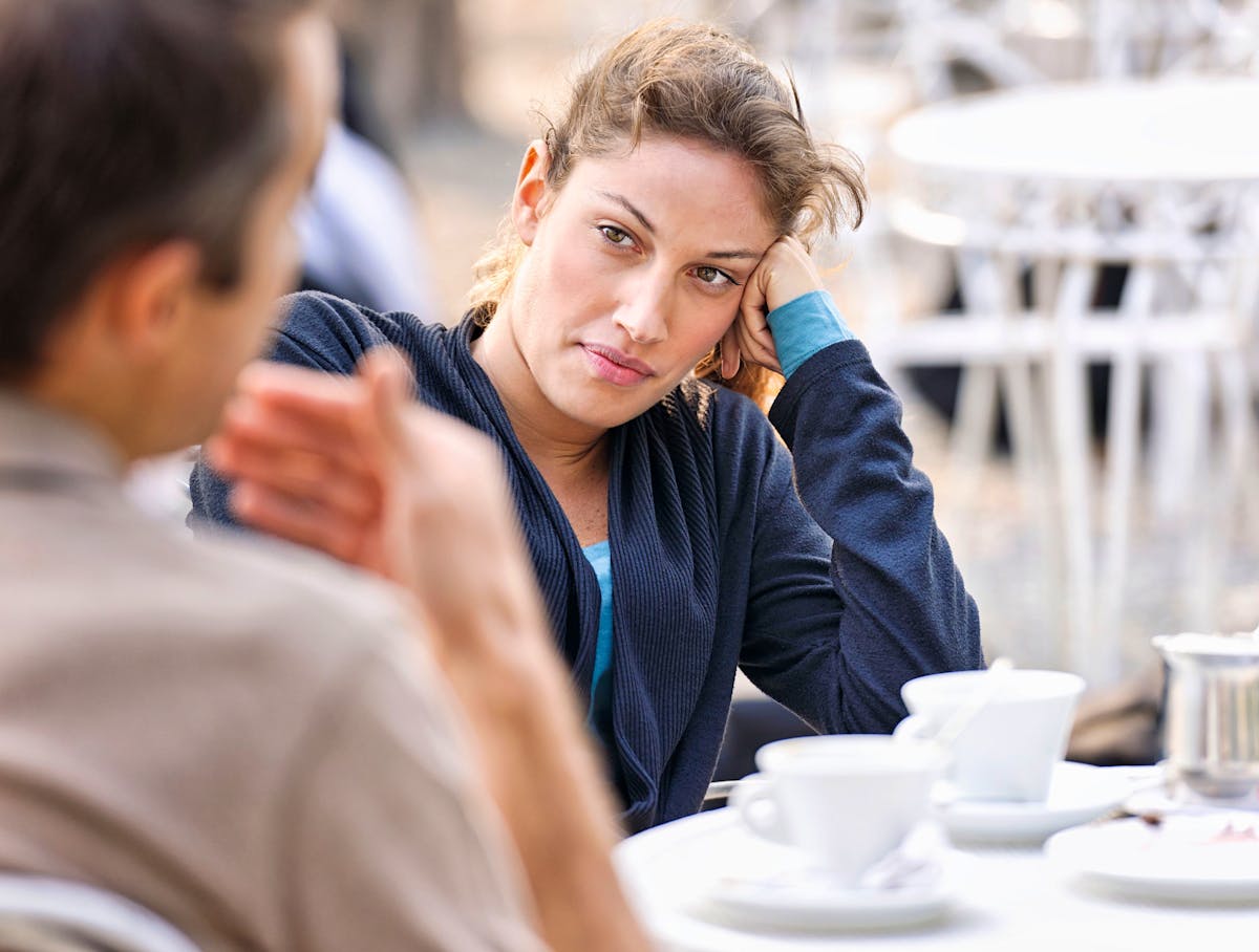 Signaux corporels et comportements révélateurs de la fin d’une relation amoureuse