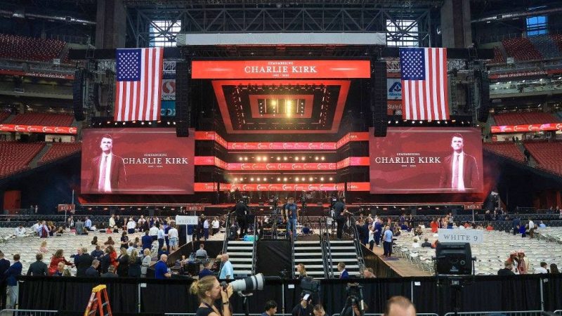 Cérémonie d’hommage à Charlie Kirk: Trump et l’entourage MAGA réunis à Glendale, Arizona