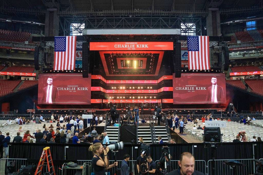 Cérémonie d’hommage à Charlie Kirk: Trump et l’entourage MAGA réunis à Glendale, Arizona