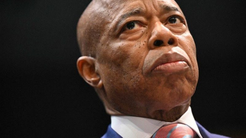 Eric Adams retire sa candidature à New York après des accusations et affirme s’être battu pour la ville