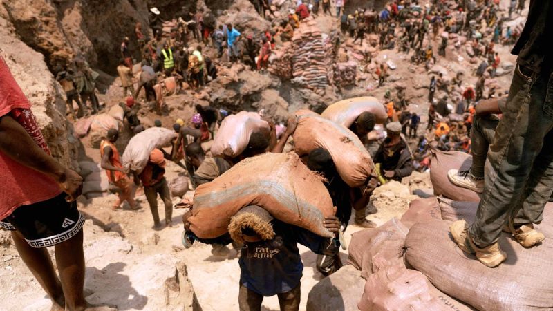 Effondrement d’une mine artisanale illégale au Nigeria : au moins 18 mineurs retrouvés sans vie et des dizaines encore piégés