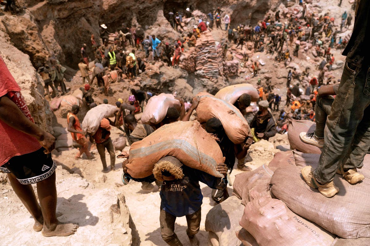 Effondrement d’une mine artisanale illégale au Nigeria : au moins 18 mineurs retrouvés sans vie et des dizaines encore piégés