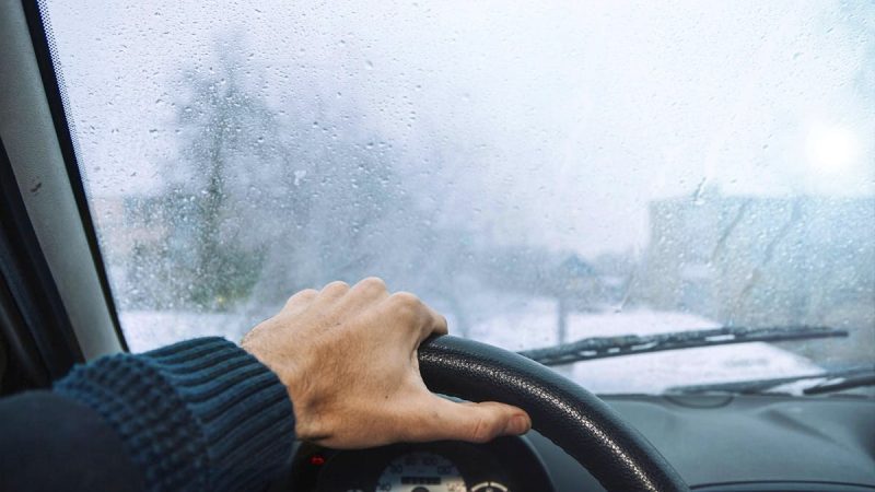 Désembuage rapide des vitres du véhicule : méthodes simples et sûres