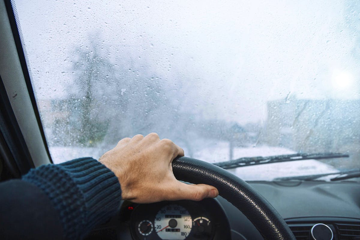 Désembuage rapide des vitres du véhicule : méthodes simples et sûres