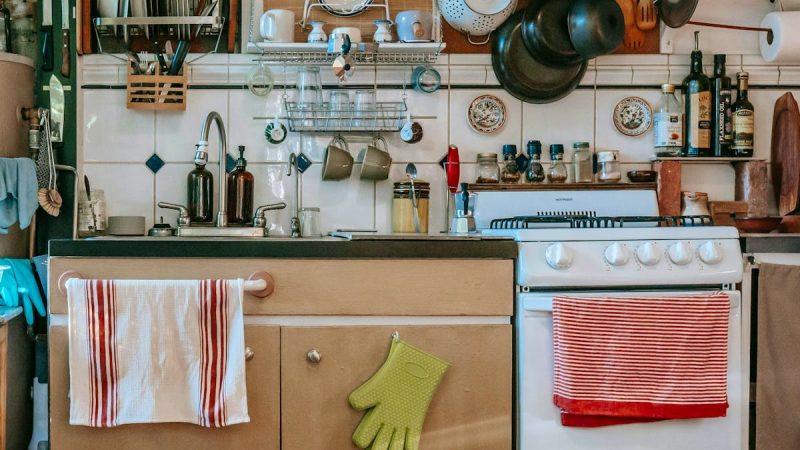 Quels objets éviter de laisser sur son plan de travail en cuisine pour un espace ordonné