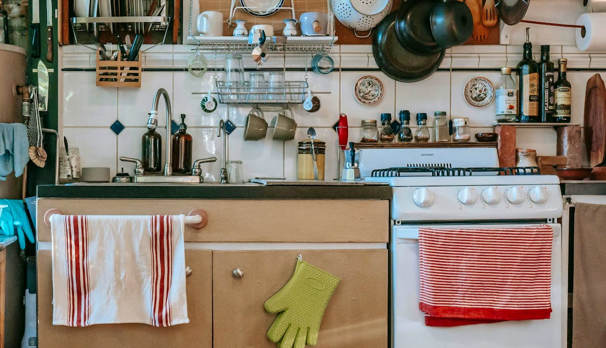 Quels objets éviter de laisser sur son plan de travail en cuisine pour un espace ordonné