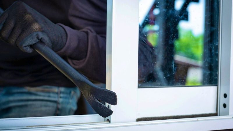 Trois suspects albanais jugés pour 40 cambriolages et un butin estimé à près de 500’000 francs