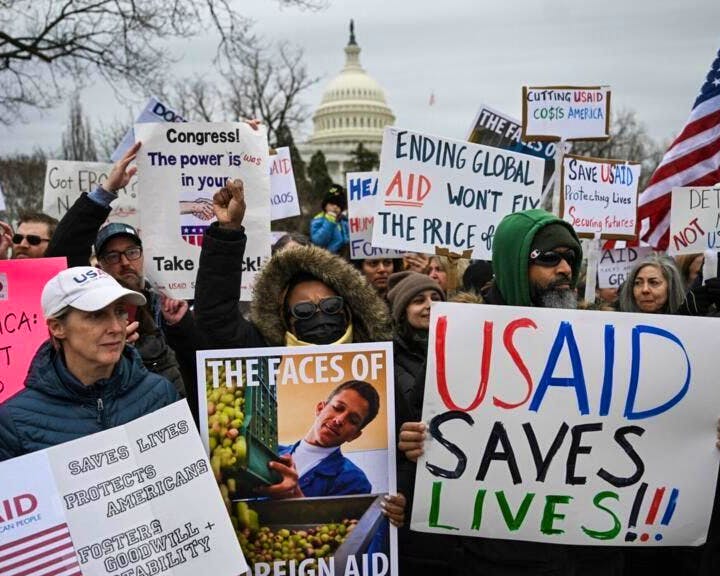 USAID : le retrait américain crée un vide dans l’aide au développement mondial et relance le débat sur le financement privé