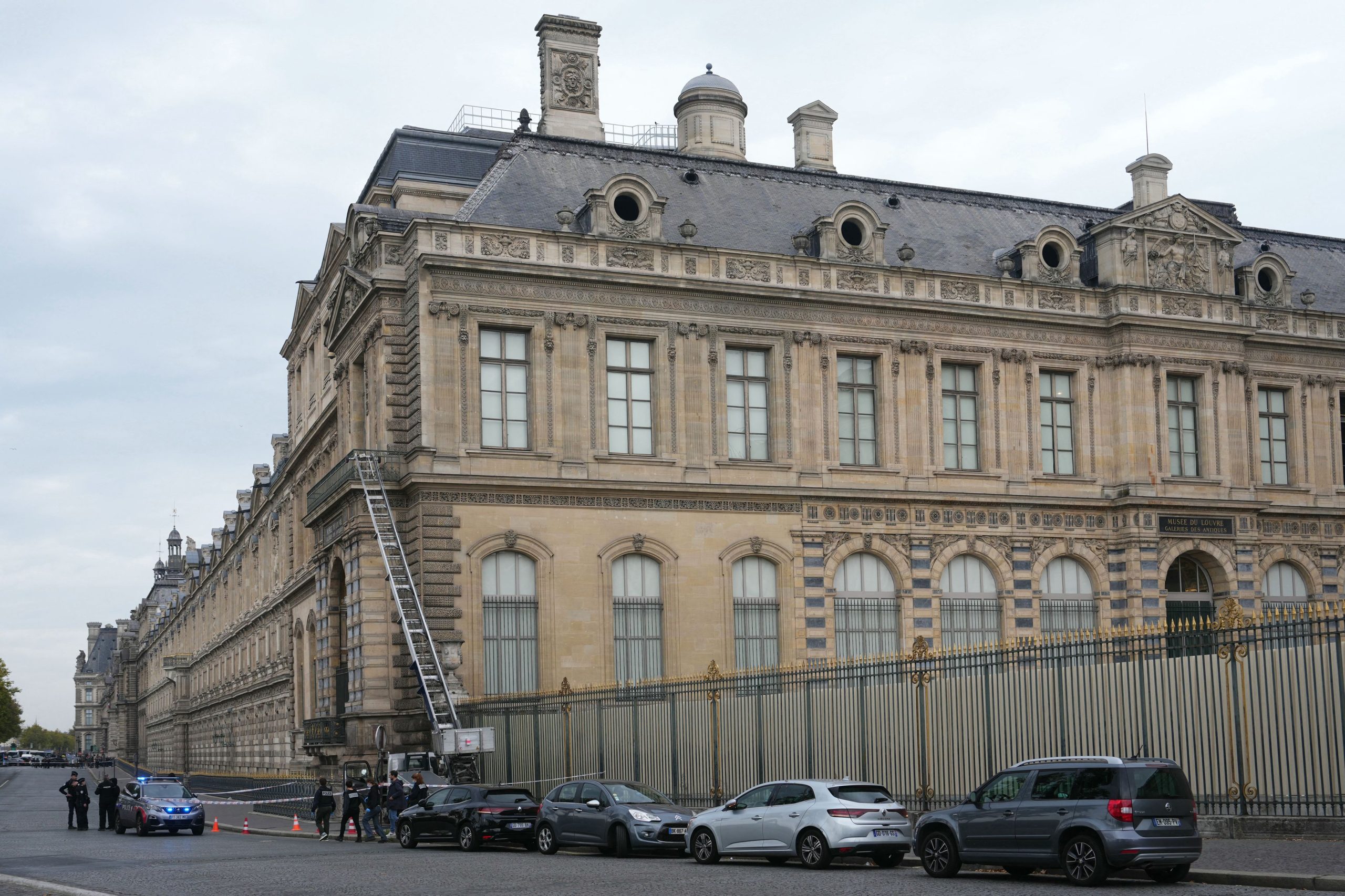 Cambriolage au Louvre: deux suspects en garde à vue dans l’enquête sur les joyaux de la Couronne