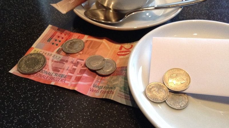 Genève: les cafés et restaurants obligés d’accepter les paiements en espèces après le vote du Grand Conseil