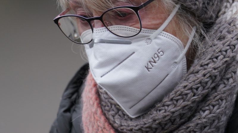 Santé: des experts suisses recommandent le port du masque à nouveau cet hiver