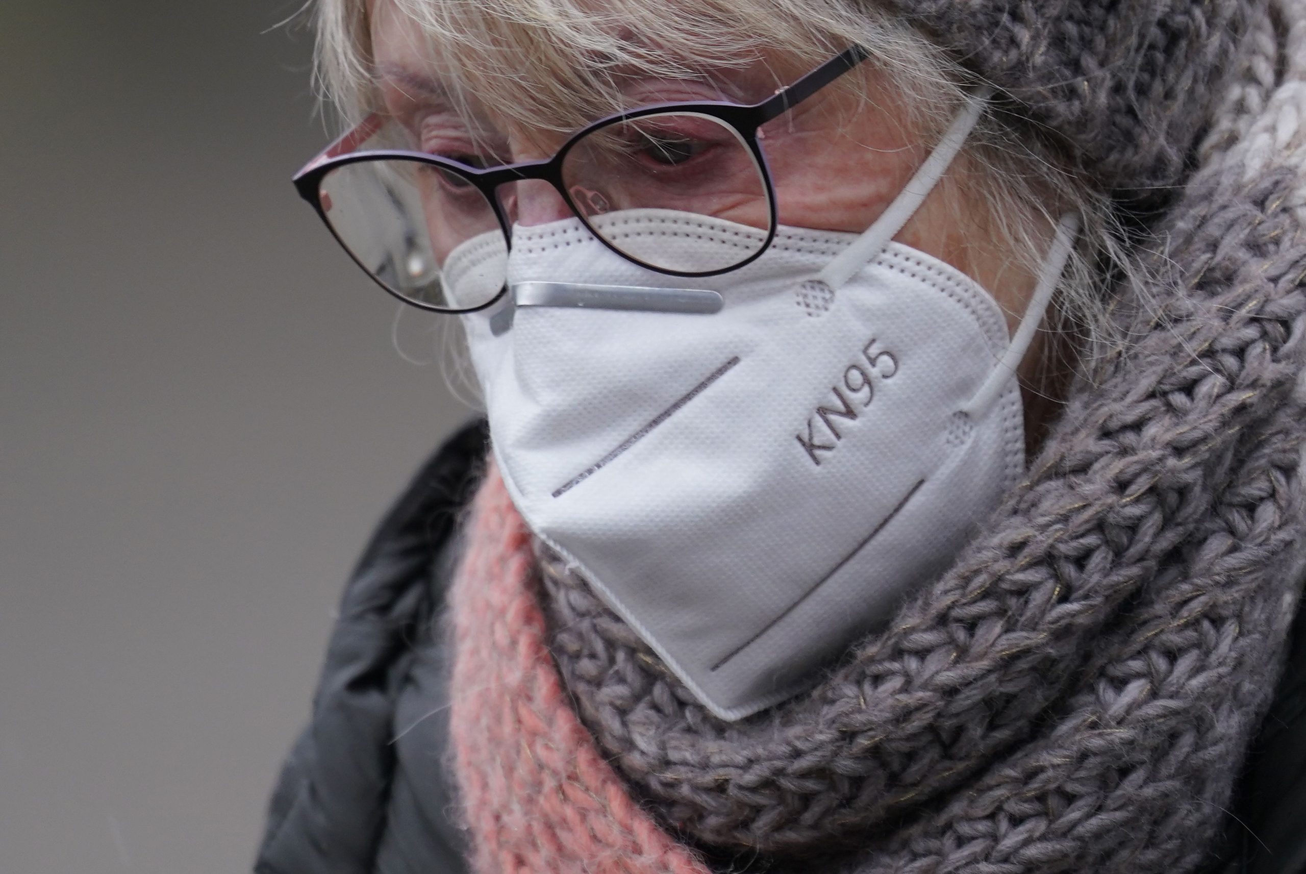 Santé: des experts suisses recommandent le port du masque à nouveau cet hiver