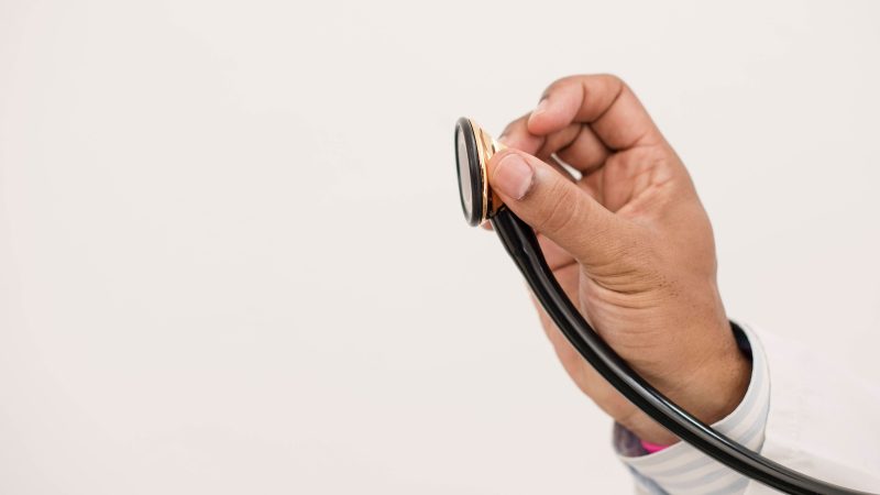 Validation des titres de médecins spécialistes en Suisse : un an d’attente record et mobilisations en cours