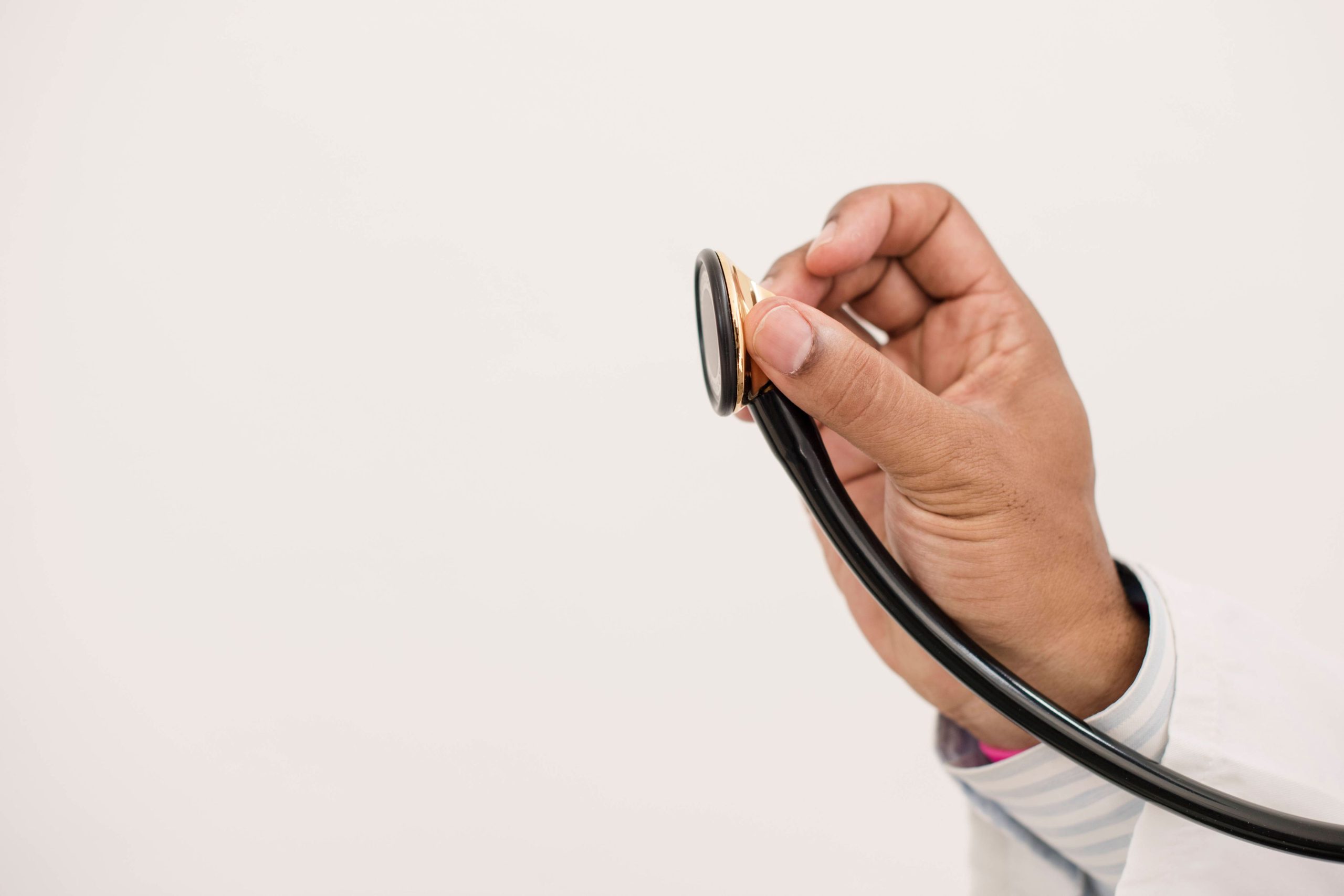 Validation des titres de médecins spécialistes en Suisse : un an d’attente record et mobilisations en cours