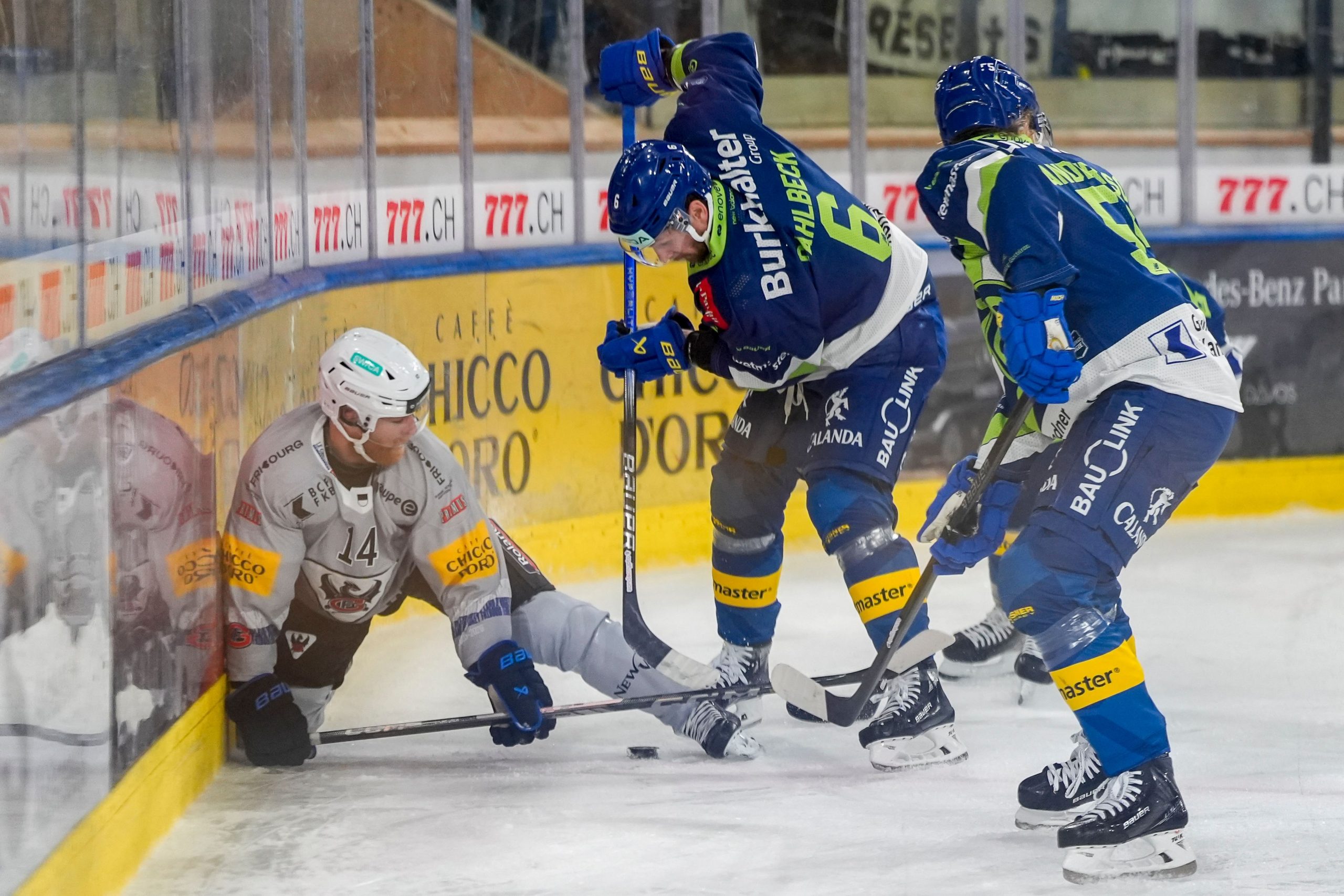 Hockey sur glace : week-end difficile pour Fribourg-Gottéron et l’Ajoie face à Davos et Zoug