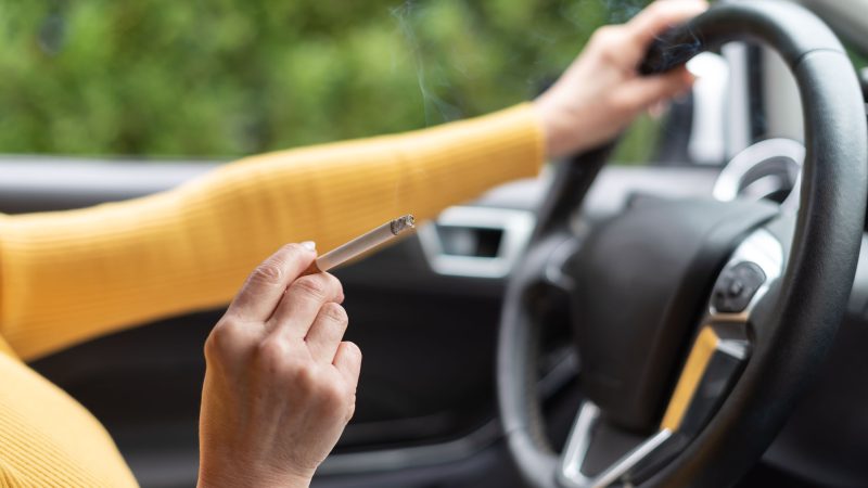 Suisse : fumer au volant reste permis mais encadré – état des lieux