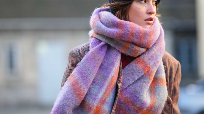 Garder le cou au chaud et éviter les nœuds capillaires en 20 minutes : conseils pratiques