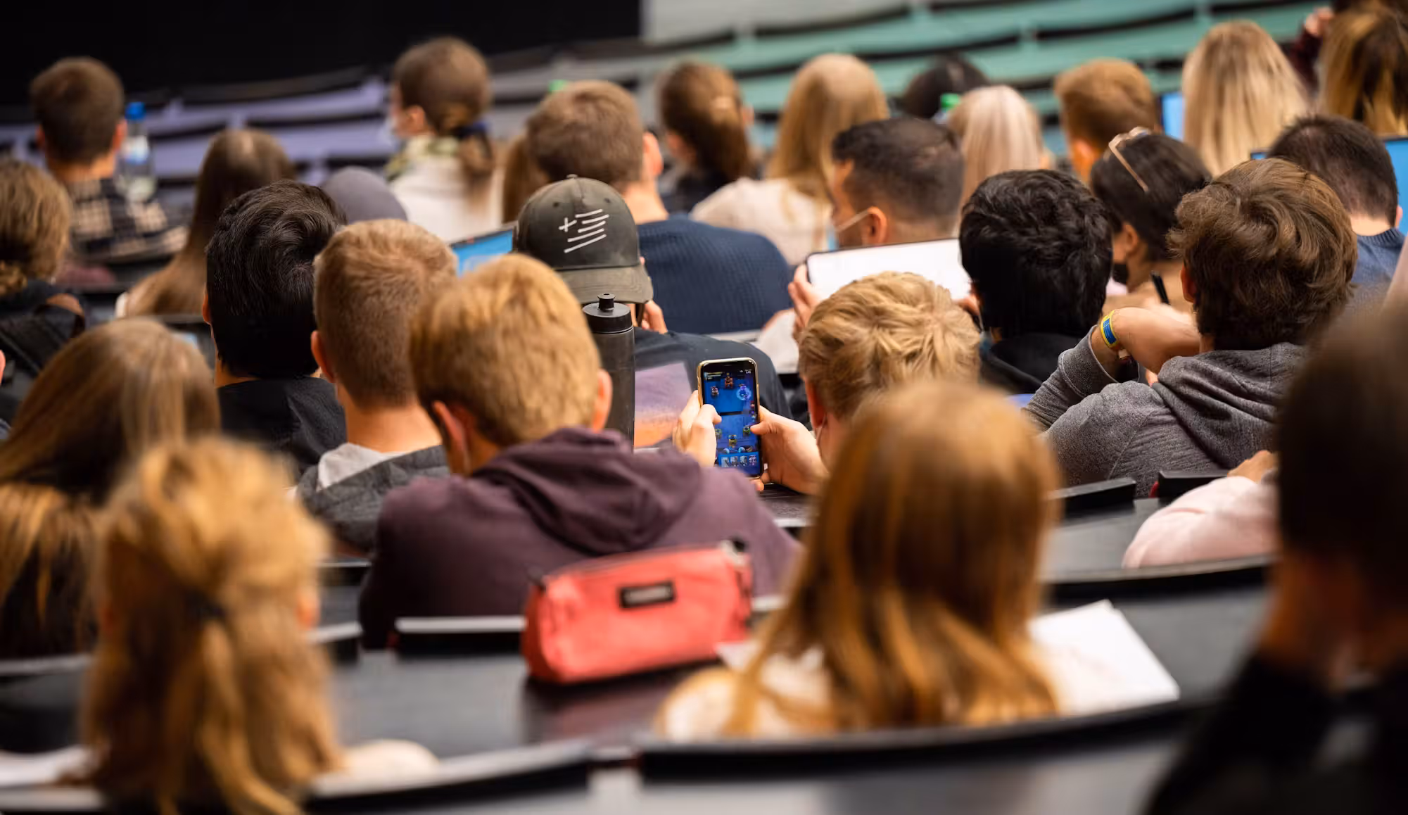 Chômage des diplômés universitaires en Suisse: l’IA et les tensions sur le marché du travail